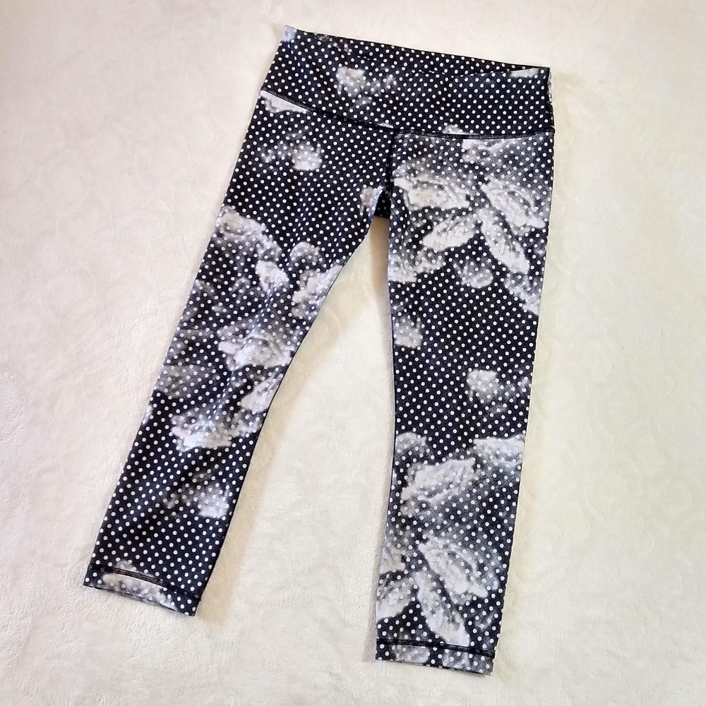 Lululemon cloud and dot crop leggings